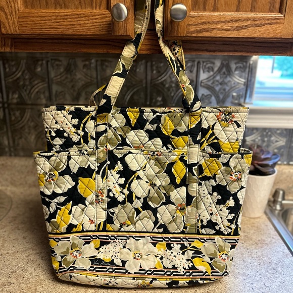 Vera Bradley Large purse in Dogwood Print - Picture 3 of 3